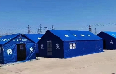 Tangshan Pengcheng Outdoor е дълбоко ангажиран в стандартизацията на процесите на палатки за помощ при бедствия, изграждайки солидна качествена защитна линия за спешни доставки.